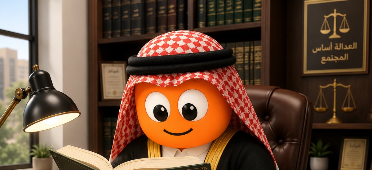 نولكس يقرأ في كتاب الأنظمة القانونية أمام رفوف من المجلّدات النظامية